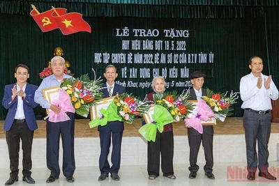 Đảng bộ xã Minh Khai (huyện Vũ Thư, tỉnh Thái Bình) trao Huy hiệu Đảng dịp 19/5 cho đảng viên từ 30-55 năm tuổi Đảng.