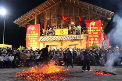 Nghi lễ nhảy lửa của người Dao huyện Ba Chẽ (Quảng Ninh) tại lễ hội Bàn Vương.