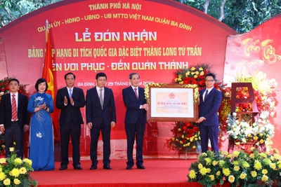 Đại diện chính quyền, nhân dân quận Ba Đình đón Bằng công nhận Di tích quốc gia đặc biệt. (Ảnh: GIANG NAM)