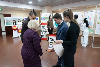 Sinh viên Nga xin chữ thư pháp. (Ảnh: Thanh Thể)