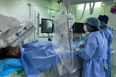 Ê-kíp bác sĩ Bệnh viện đa khoa Trung ương Cần Thơ tích cực cấp cứu cho bệnh nhân.