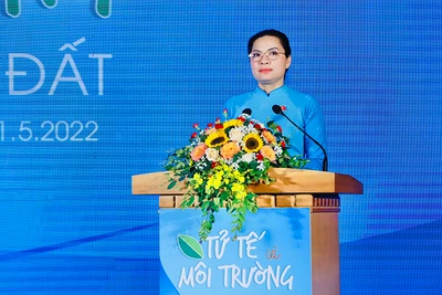 Chủ tịch Hội Liên hiệp Phụ nữ Việt Nam Hà Thị Nga phát biểu ý kiến.