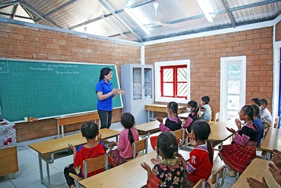 Cô trò điểm trường Bó Kiếng trong lớp học mới khang trang. (Ảnh ĐĂNG HẢI)