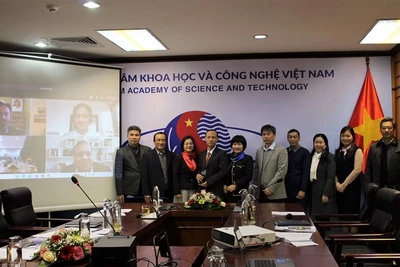 Các nhà khoa học của Viện Hàn lâm KH-CN Việt Nam tại lễ trao giải trực tuyến.