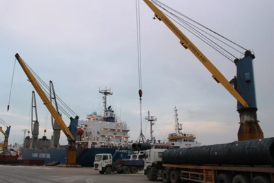 Bốc dỡ hàng hóa tại Cảng tổng hợp quốc tế Nghi Sơn.