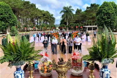 Các đại biểu dâng hương viếng linh hồn các liệt sĩ.