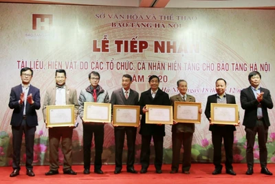 Lãnh đạo Bảo tàng Hà Nội trao Giấy khen cho các tập thể, cá nhân có nhiều hiện vật quý hiến tặng hiện vật.