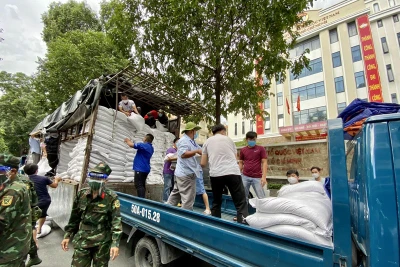 FPT phối hợp Quỹ Hy vọng nhanh chóng triển khai chương trình túi gạo nghĩa tình.