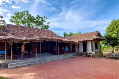 Nhà lưu niệm Đại tướng Võ Nguyên Giáp. Ngôi nhà gỗ có mái hiên lợp tranh rất quen thuộc với nông thôn Quảng Bình trước đây. (Ảnh: Hương Giang)