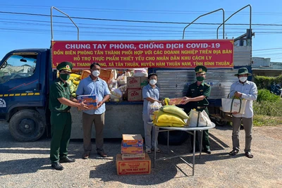 Đồn Biên phòng Tân Thành trao hàng hóa, thực phẩm thiết yếu cho người dân trong khu vực phong tỏa thôn Thanh Phong.