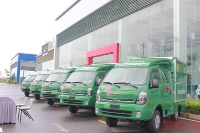 5 xe tiêm chủng do CTCP ô-tô Trường Hải trao tặng.