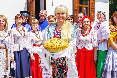 Phụ nữ Kozak đón khách vào nhà với món bánh mì truyền thống. Ảnh: ETOKAVKAZ.RU