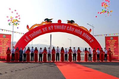 Cắt băng khánh thành thông xe kỹ thuật  cầu Hòa Bình 2.