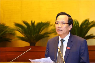  Bộ trưởng Bộ Lao động, Thương binh - Xã hội Đào Ngọc Dung trình bày Báo cáo tình hình thực hiện chính sách, chế độ bảo hiểm xã hội, quản lý và sử dụng Quỹ bảo hiểm xã hội năm 2020. Văn Điệp/TTXVN