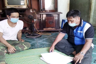 Già A Im (người bên phải) thường xuyên tuyên truyền, vận động người dân xóa bỏ hủ tục.