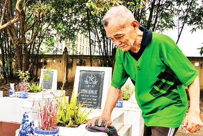 Dũng sĩ diệt Mỹ Nguyễn Khánh Toàn hằng ngày chăm sóc Nghĩa trang liệt sĩ huyện Phú Xuyên (TP Hà Nội).