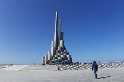 Tòa tháp sừng sững ở quảng trường Nghinh Phong . (Ảnh: Tuong Diem)