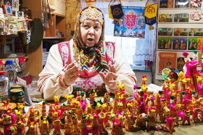 Nữ nghệ nhân đang giới thiệu về đồ chơi Filimonovo. Ảnh: GASTRONOM.RU