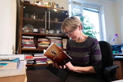 Bà X.Gla-du-nô-va nghiên cứu sách về Chủ tịch Hồ Chí Minh. 