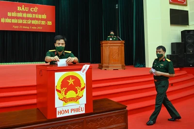 Cử tri khu vực bỏ phiếu số 07, phường Hạp Lĩnh, TP Bắc Ninh (tỉnh Bắc Ninh) bỏ phiếu bầu cử. Ảnh: DUY LINH