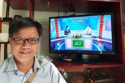 Thầy Phan Quốc Nam, Hiệu trưởng Trường THCS Võ Nguyên Giáp trong ngày khai giảng năm học mới.