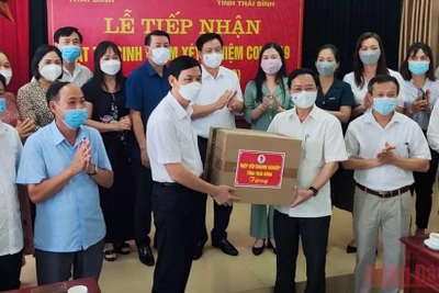 Hiệp hội Doanh nghiệp tỉnh Thái Bình trao tặng CDC Thái Bình vật tư, sinh phẩm trị giá 2 tỷ đồng. (Ảnh: MAI TÚ).