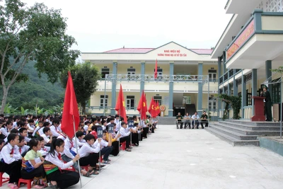 Tiết học ngoại khóa của học sinh bậc THCS ở Mường Lát. 