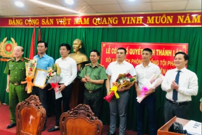 Lãnh đạo Công an tỉnh Đồng Nai và TP Biên Hòa trao quyết định thành lập Đội.