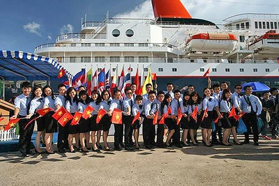 Các đại biểu Việt Nam và con tàu Nippon-Maru của Chương trình SSEAYP. 