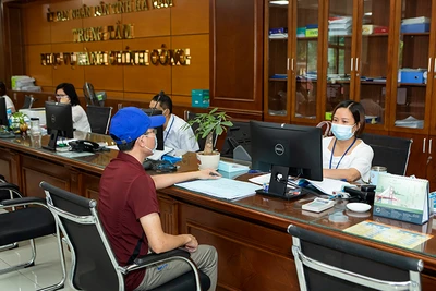 Giải quyết thủ tục hành chính cho người dân tại Trung tâm phục vụ hành chính công tỉnh Hà Nam.