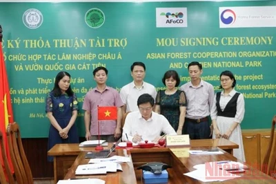 Ký thỏa thuận tài trợ thực hiện dự án “Bảo tồn và phát triển tài nguyên đa dạng sinh học các hệ sinh thái rừng Vườn Quốc gia Cát Tiên” tại điểm cầu Hà Nội.
