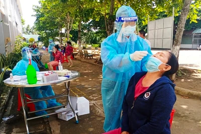 Ngành y&nbsp;tế tỉnh Tiền Giang tập trung lấy mẫu xét nghiệm cho người dân trong vùng phong tỏa. 