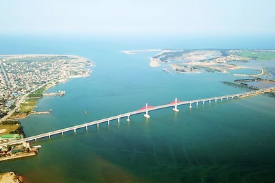 Cầu Cửa Hội nối hai bờ sông Lam và quốc lộ ven biển hai tỉnh Nghệ An - Hà Tĩnh.