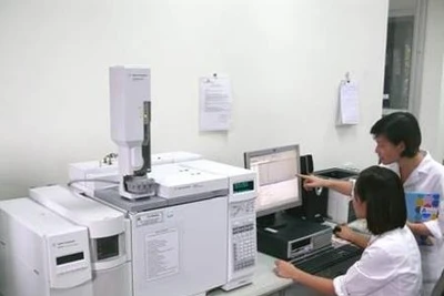 Cán bộ Viện Kiểm nghiệm thuốc T.Ư kiểm tra chất lượng thuốc trên thiết bị phân tích hiện đại.