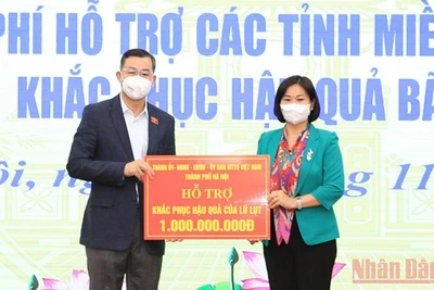 Lãnh đạo Thành ủy Hà Nội trao tiền hỗ trợ cho người dân tỉnh Hòa Bình bị thiệt hại vì bão lũ.