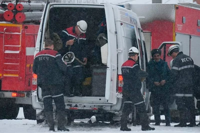 Lực lượng cứu hộ tại hiện trường vụ cháy. (Ảnh: RIA)