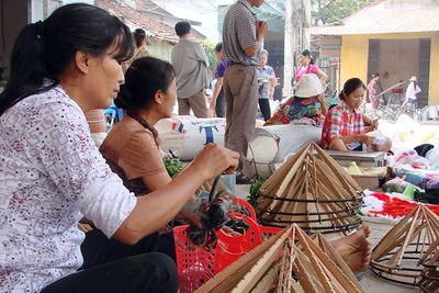 Nghề làm nón lá làng Chuông, xã Phương Trung, huyện Thanh Oai (Hà Nội).