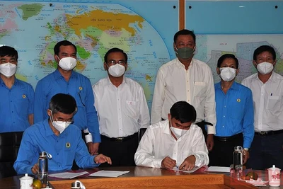Đại diện UBND tỉnh Tiền Giang và Tổng Liên đoàn Lao động Việt Nam ký kết quy chế phối hợp.