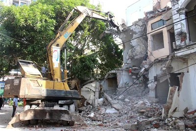 Lực lượng chức năng tháo dỡ các công trình tại phường Định Công để bàn giao mặt bằng cho dự án đường vành đai 2,5.