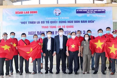 Trao tặng 10.000 lá cờ Tổ quốc cho ngư dân Phú Yên.