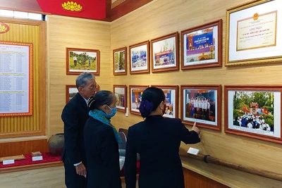 Người dân địa phương đến tham quan nhà truyền thống di tích miếu Thành Hoàng Tân Thủy.