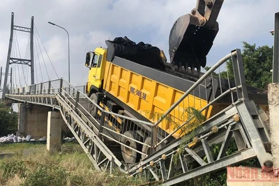 Xe lưu thông quá tải làm sập cầu dây văng Bình Phong Thạnh vào huyện Mộc Hóa, Long An.