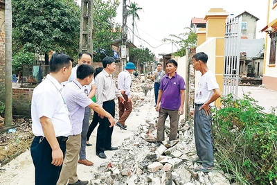 Người dân nhiều nơi ở thôn quê tự nguyện đập phá bờ rào để hiến đất làm đường. 