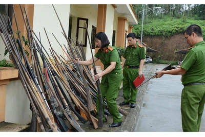 Công an huyện Văn Chấn (Yên Bái) kiểm tra lô kiếm, súng tự chế thu giữ được.