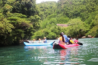 Khách trong nước và quốc tế du ngoạn sông Chày và xuôi đến mua các sản phẩm của làng nghề.