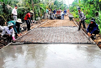  Nông dân xã Thới Bình, huyện Thới Bình (Cà Mau) xây dựng đường giao thông nông thôn. Ảnh: MINH PHONG