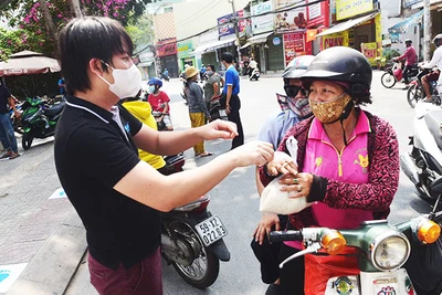 Anh Hoàng Tuấn Anh tham gia chia sẻ gạo đến bà con khó khăn trong dịch Covid-19.