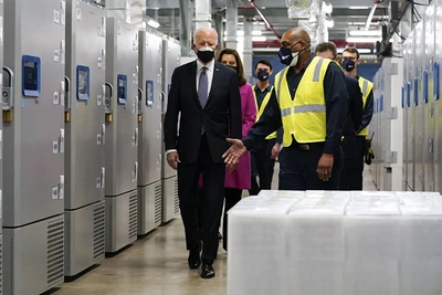 Tổng thống Mỹ G.Bai-đơn thăm nhà máy sản xuất vắc-xin ngừa Covid-19 ở Mi-chi-gân.