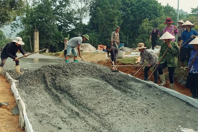 Người dân xã Tùng Bá, huyện Vị Xuyên đóng góp ngày công làm đường giao thông nông thôn.