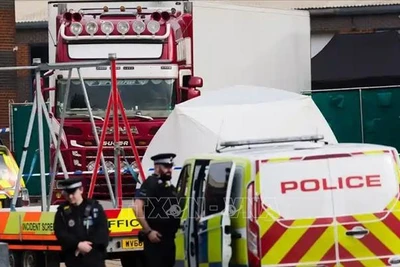 Cảnh sát điều tra chiếc xe tải chở 39 thi thể người di cư Việt Nam được phát hiện tại Essex, Anh, tháng 10-2019. (Ảnh: EPA/TTXVN)